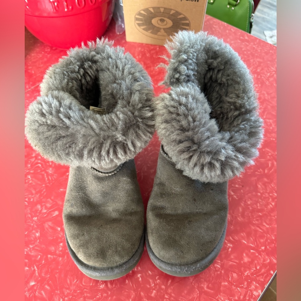 UGG size 4
